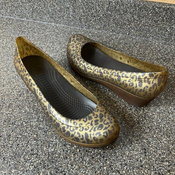 Crocs Comfort Wedge Heels Womens Sz 9 Brown Cheetah Pattern Classic Slip On Pump - Picture 2 of 10